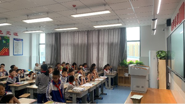 維格教育照明 | 黑板燈研發(fā)，為每一間教室點(diǎn)亮健康光環(huán)境