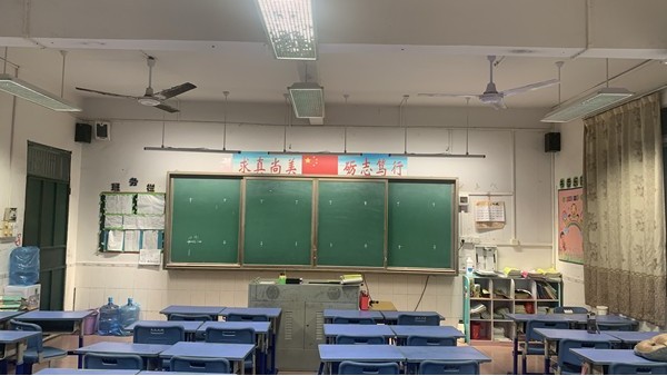 教室照明<i style='color:red'>改造后</i>，燈光明亮了，但是燈光很柔合，不刺眼