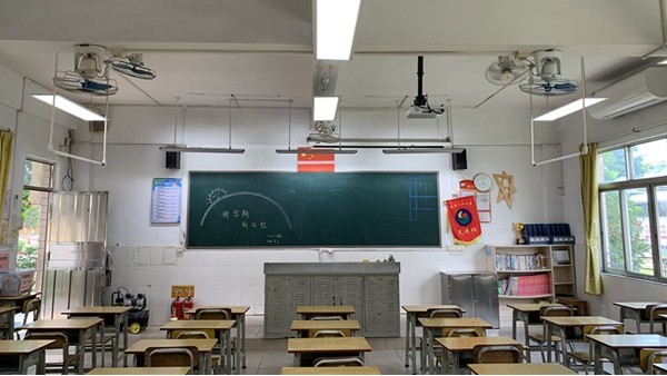 教室照明<i style='color:red'>改造后</i>，燈光變?nèi)岷土?，?duì)孩子們預(yù)防近視更有效了